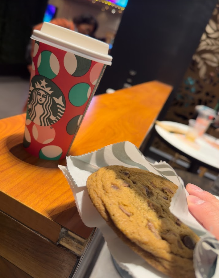 スターバックスのカフェラテとチョコチップクッキー